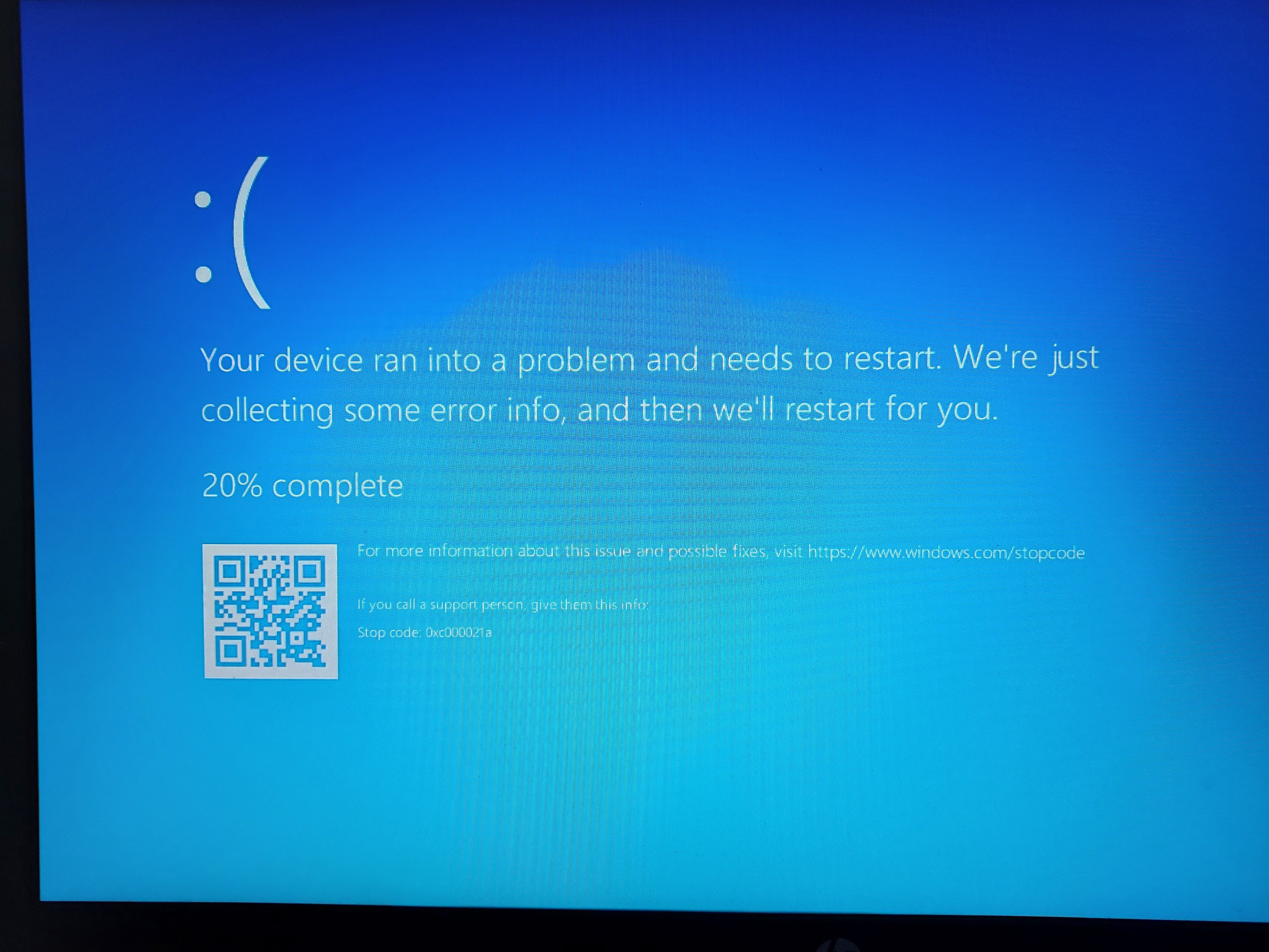 Ноутбук появляется синий экран. Ноут перезагружается. Ноутбук синий экран с надписями. Синий экран перезагрузка. После включения ноута синий экран.