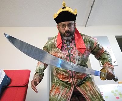 Oz du Soleil with samurai sword and outfit