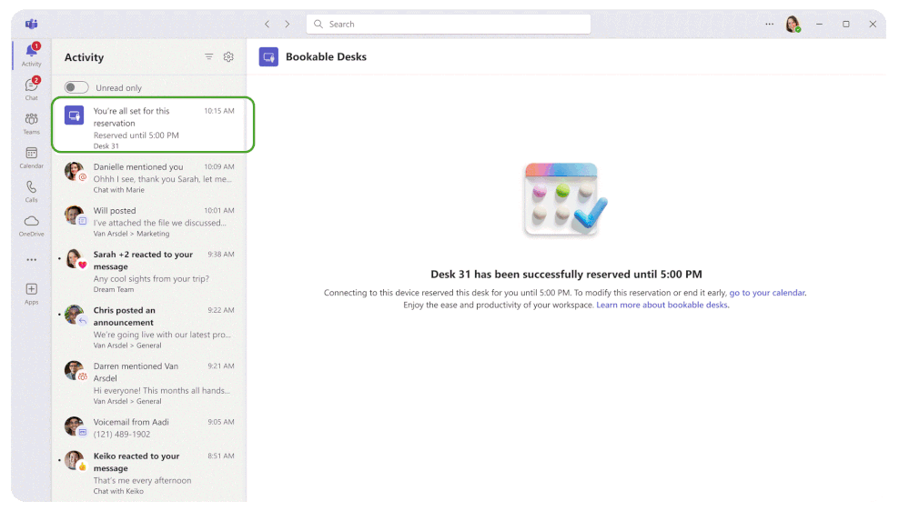 Gif che mostra la pagina dei desk prenotabili, evidenziando che le conferme di prenotazione dei desk o le notifiche già assegnate vengono visualizzate nel feed Attività.