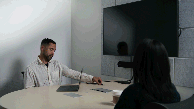 GIF showing an attendee’s ability to privately share their screen in a hybrid meeting