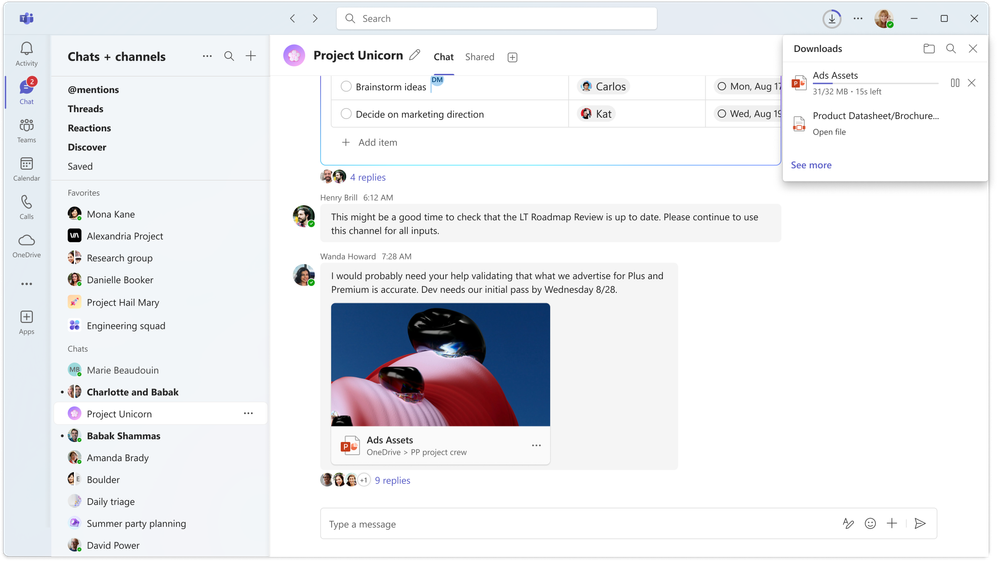 Viene visualizzata la finestra di chat di Teams che mostra lo stato dei download.