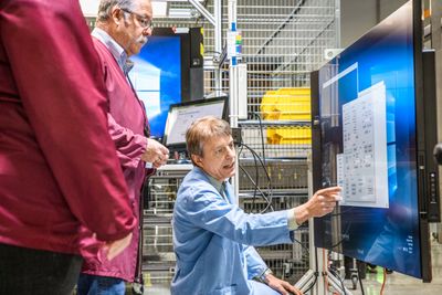 CLO17_electronicsFactory_006.jpg