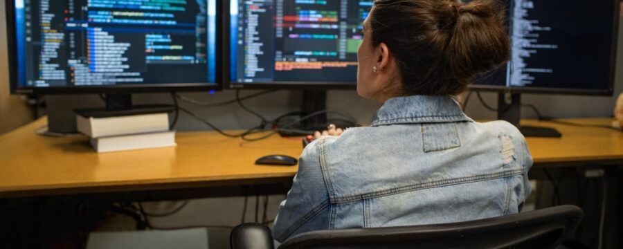 CLO20b_Sylvie_office_night_001-900x360.jpg