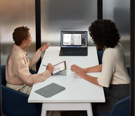 CLO22_Collaboration_011 - women collaborating during Teams meeting_2.jpg