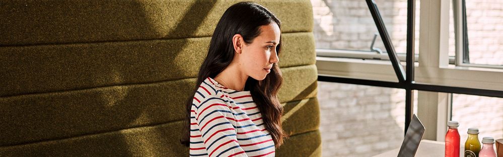 A-female-sits-in-a-booth-at-a-cafeteria-with-a-Huawei-Matebook_1920x600_v2.jpg