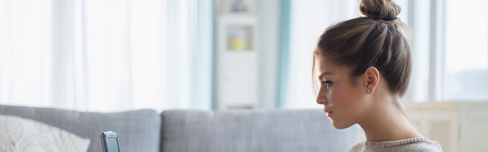 Young-woman-working-with-laptop-in-living-room_1920x600.jpg